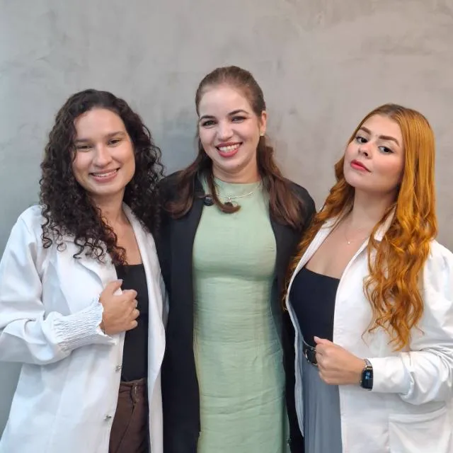 Dra. Michelle Ferreira com as biomédicas da equipe da clínica